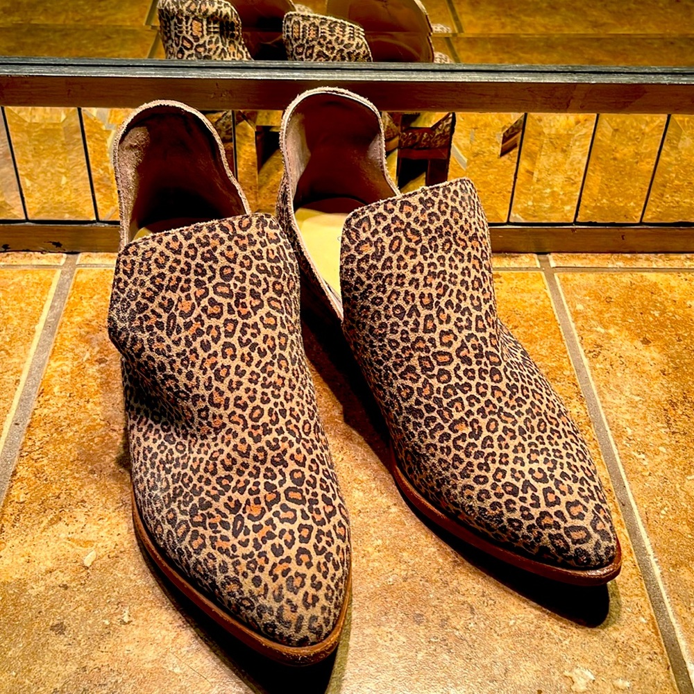 Chinese Laundry Leopard Print Booties